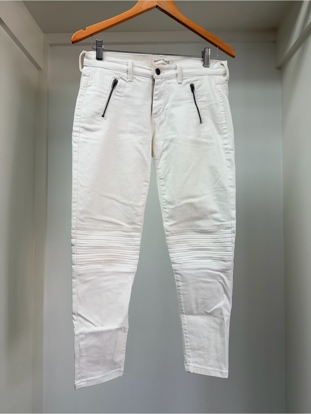 Banana republic premium white skinny Moto Jeans 26P short